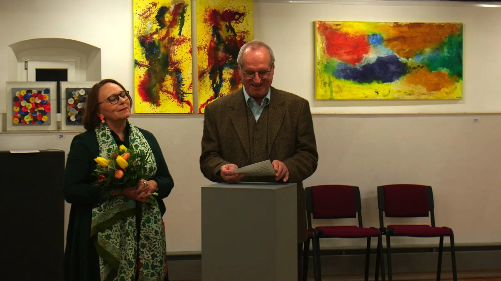 Bei der Ausstellungseröffnung: Künstlerin Gudrun Burkert-Täuber zusammen mit Galerieleiter Johann Buckel. (Foto: Tizian Gerbing)