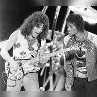 Berühmte Stratocaster-Kopie: die „Franken-Strat“ des 2020 gestorbenen Gitarrenvirtuosen Eddie van Halen. Auf dem Bild ist van Halen bei einem Auftritt mit Michael Jackson im Jahr 1983 zu sehen. (Foto: Carlos Osorio/AP/dpa)