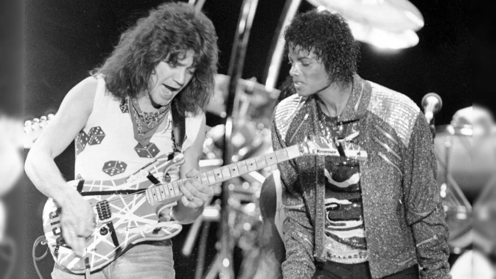 Berühmte Stratocaster-Kopie: die „Franken-Strat“ des 2020 gestorbenen Gitarrenvirtuosen Eddie van Halen. Auf dem Bild ist van Halen bei einem Auftritt mit Michael Jackson im Jahr 1983 zu sehen. (Foto: Carlos Osorio/AP/dpa)