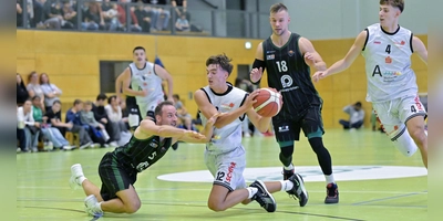 Derbyzeit in der Basketball-Regionalliga: Sogar am Boden wird nicht nachgegeben, wie hier der Neustädter Stefan Herrmann, früher für die Piranhas aktiv, gegen den Ansbacher Tobias Neubert (mit Ball). (Foto: Martin Rügner)