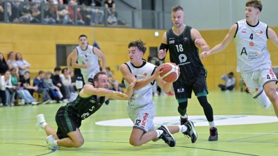 Derbyzeit in der Basketball-Regionalliga: Sogar am Boden wird nicht nachgegeben, wie hier der Neustädter Stefan Herrmann, früher für die Piranhas aktiv, gegen den Ansbacher Tobias Neubert (mit Ball). (Foto: Martin Rügner)