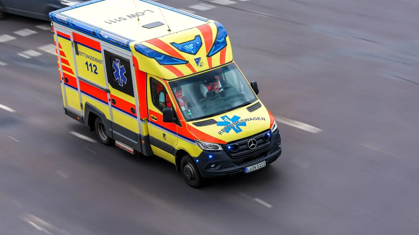 In Dresden hat ein Mann einen anderen mit einem Messer in einer Straßenbahn verletzt (Symbolbild). (Foto: Jan Woitas/dpa)