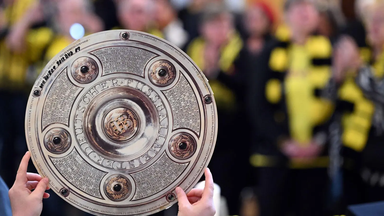 Keine Meisterschale für den BVB - dafür ein kaputt geschlagenes Auto eines Rothenburgers: Das ist die Bilanz des vergangenen Bundesliga-Finales. (Foto: Federico Gambarini/dpa)