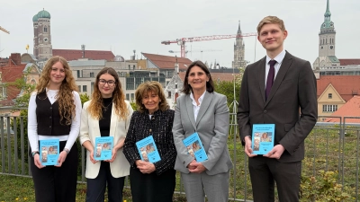 Die ehemaligen Schülerinnen des Feuchtwanger Gymnasiums Joana Lehr und Julia Schrenk (von links) mit der Autorin Dr. Barbara Haas (2. v. r.), Charlotte Knobloch (Mitte) und Timo Buß, ebenfalls ehemaliger Gymnasiast, bei der Buchübergabe in München. (Foto: Israelitische Kultusgemeinde München)