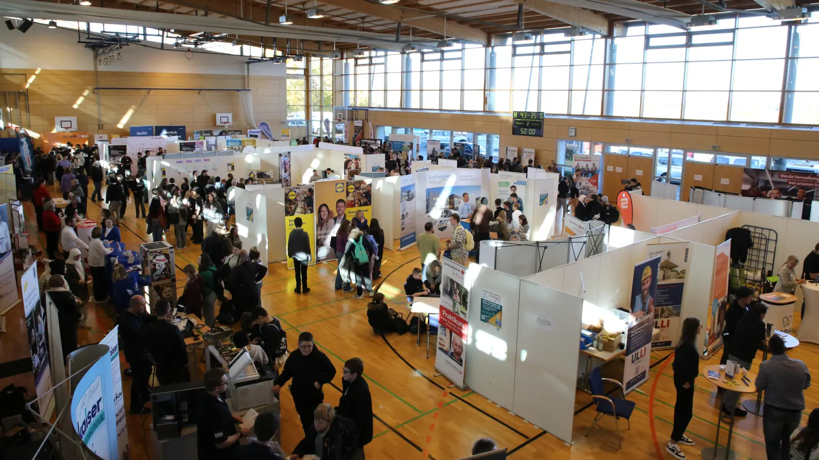 44 Betriebe und Behörden stellten sich auf der Ausbildungsbörse in Heilsbronn vor. (Foto: Alexander Biernoth)