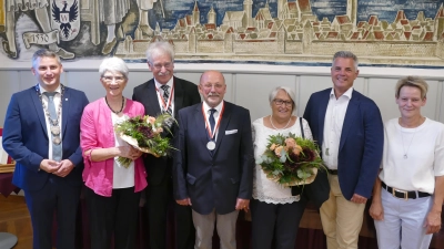 Bürgermeister Philipp Flierl (links) und seine Stellvertreter Johannes Gerhäuser (Zweiter von rechts) und Alexandra Horst (rechts) mit den Trägern der Bürgermedaillen Dr. Wolfgang Stadler (Dritter von links) und Rainer Volkert (Vierter von links) sowie deren Ehefrauen. (Foto: Helmut Meixner)