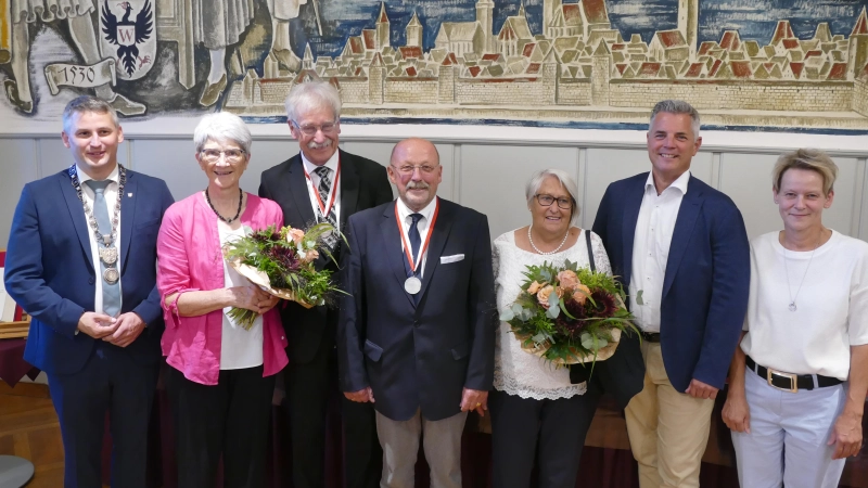 Bürgermeister Philipp Flierl (links) und seine Stellvertreter Johannes Gerhäuser (Zweiter von rechts) und Alexandra Horst (rechts) mit den Trägern der Bürgermedaillen Dr. Wolfgang Stadler (Dritter von links) und Rainer Volkert (Vierter von links) sowie deren Ehefrauen. (Foto: Helmut Meixner)