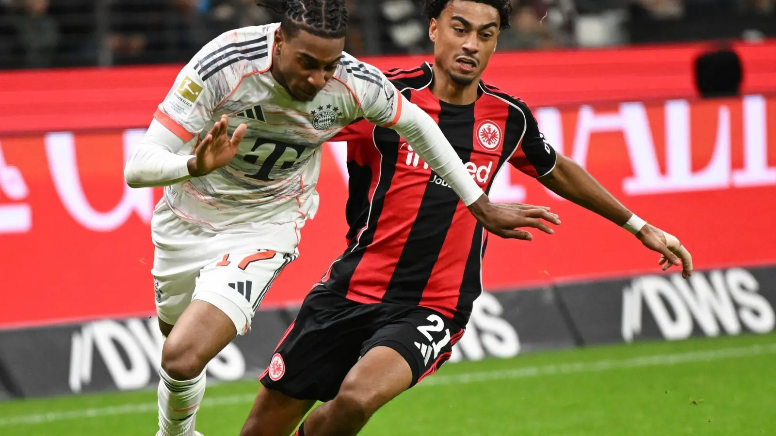 Oft einen Schritt schneller als Frankfurts Nathaniel Brown: Bayern-Star Michael Olise (l). (Foto: Arne Dedert/dpa)