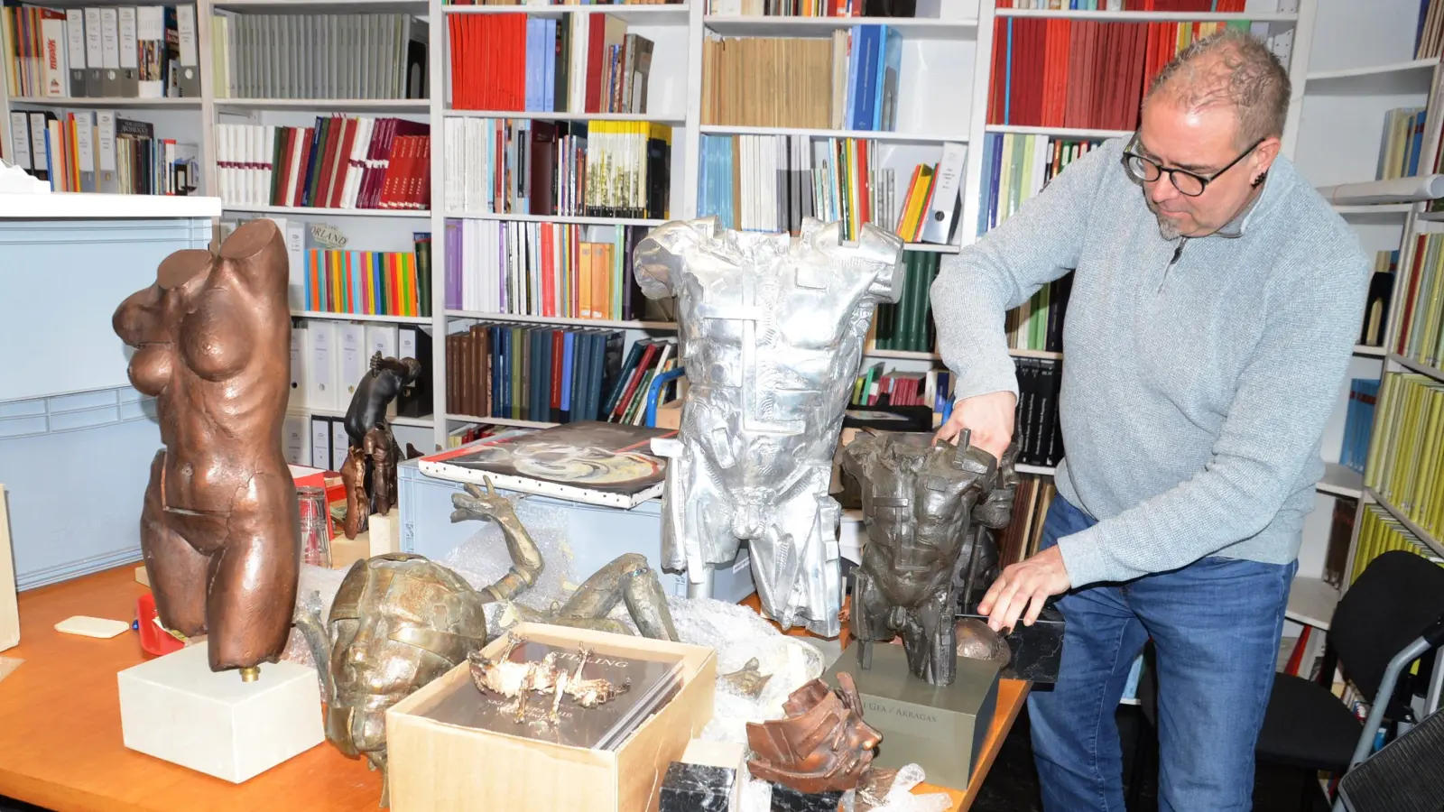 Museumsleister Dr. Matthias Pausch beschäftigt sich bereits mit einigen Exponaten der neuen Ausstellung „Timeless Power“. (Foto: Peter Tippl)