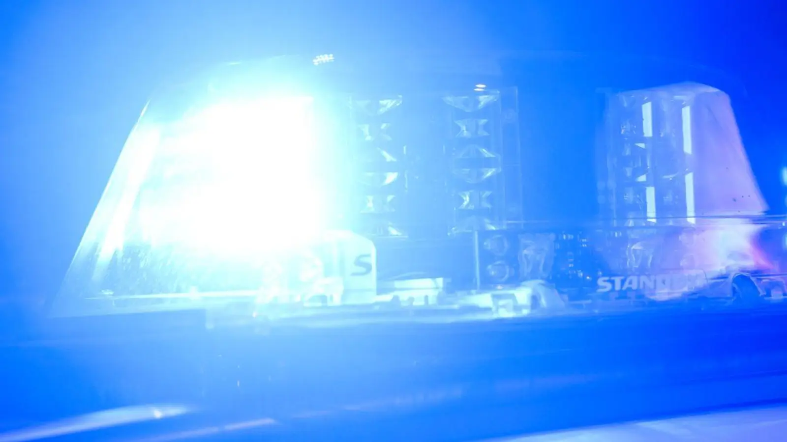 Rund 100 Einsatzkräfte sind wegen des Unfalls in der Nacht im Einsatz. (Symbolbild) (Foto: Julian Stratenschulte/dpa)