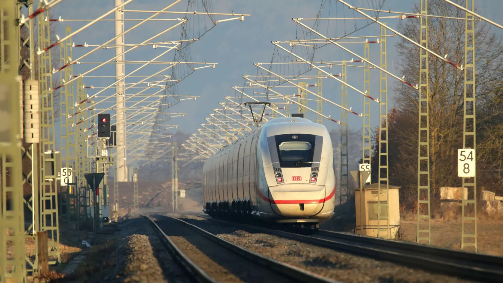 Ein ICE bei Ansbach auf dem Weg in Richtung Würzburg: Fahren die ICEs in Zukunft wieder an der mittelfränkischen Bezirkshauptstadt vorbei? (Foto: Johannes Hirschlach)