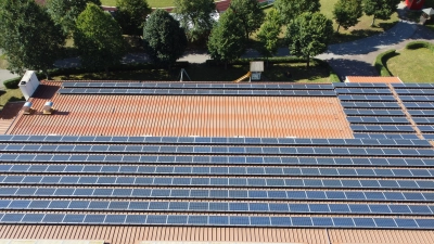 Sehr zufrieden sind die Vorstände der Bürger Energie Dietenhofen eG mit dem Ertrag ihrer Photovoltaikanlagen auf den Dächern der Schulen, der Ballsporthalle (Bild), der Feuerwehr und des Bauhofs: Ende September wurde die 5.000.000. Kilowattstunde eingespeist.  (Foto: Yvonne Neckermann)