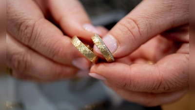 Fast wäre eine Hochzeit in Unterfranken gescheitert, weil der Standesbeamte im Schnee feststeckte. Doch es kam Hilfe. (Symbolbild) (Foto: Hauke-Christian Dittrich/dpa)