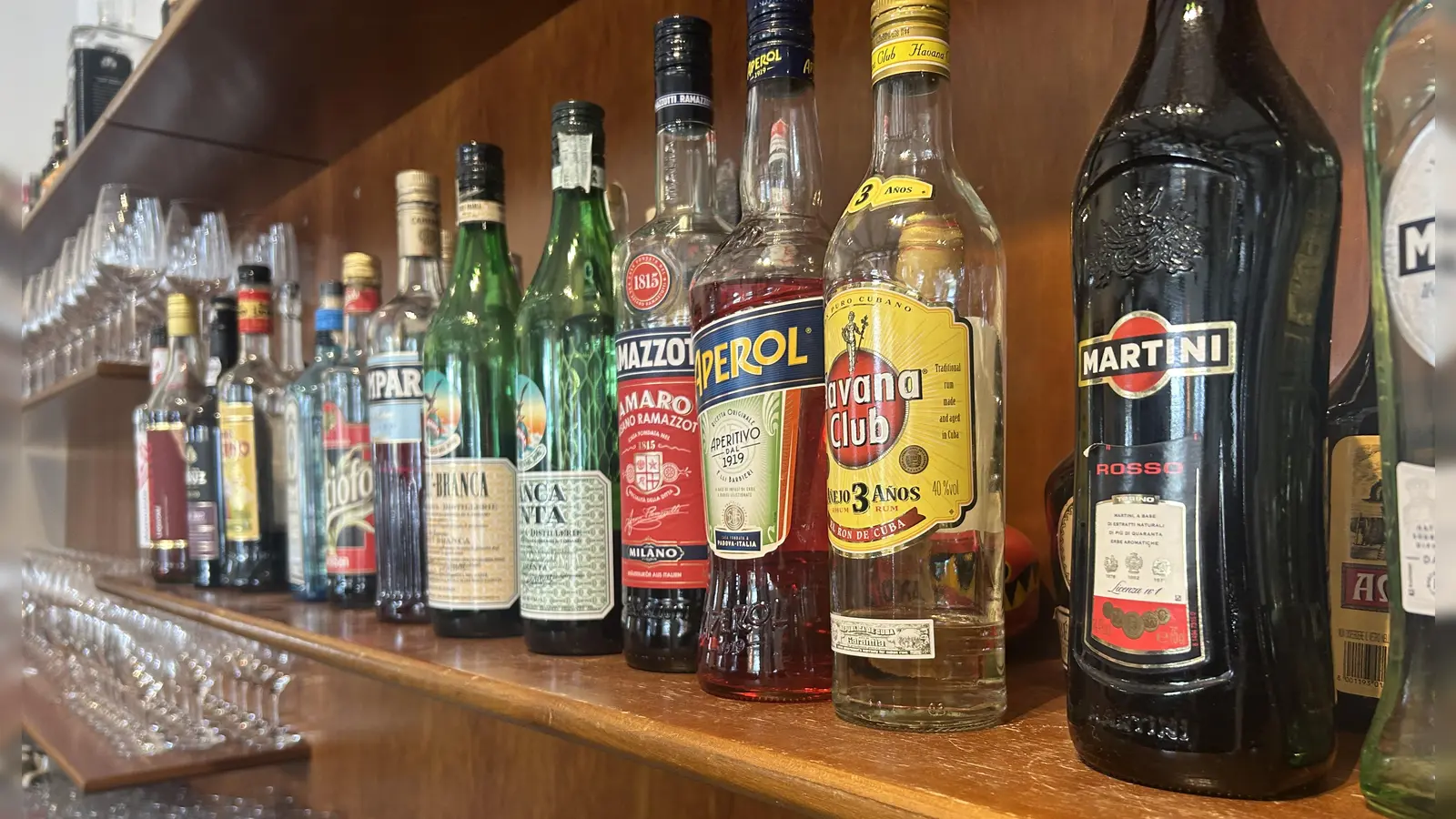 In einer Bar in Ansbach wurden eine Inhaberin und eine Bedienung von einem Mann und seiner Begleiterin im November 2022 angegriffen. (Symbolfoto: Florian Pöhlmann)