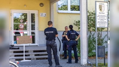 Nach dem Angriff auf eine Mitarbeiterin eines Jugendamtes der Kreisverwaltung ist in Finsterwalde das Gebäude evakuiert und gesperrt worden. (Foto: Frank Hammerschmidt/dpa)