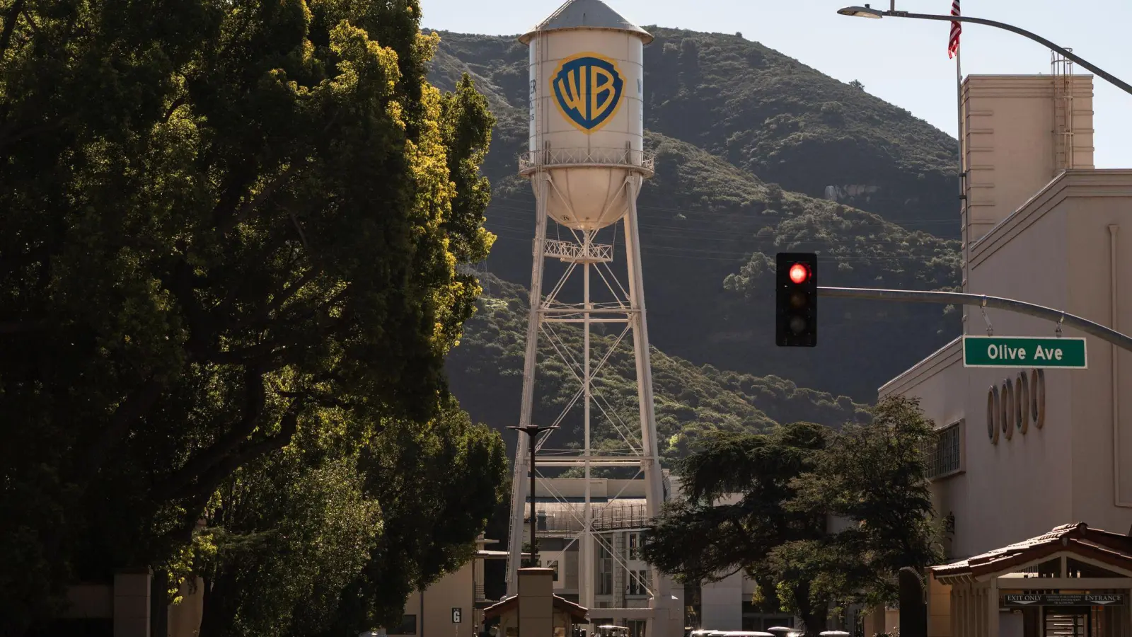 Die Klage der Bundesstaaten blockierte die Übernahme von Warner Brothers durch Paramount seit Monaten. (Archivbild) (Foto: Jae C. Hong/AP/dpa)