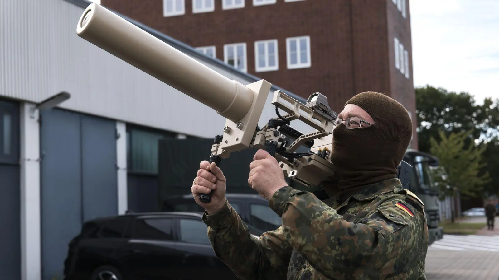 Die Streitkräfte dürfen bei der Abwehr von Drohnen in Zukunft Amtshilfe leisten - notfalls auch mit Waffengewalt. (Archivbild)  (Foto: Marcus Golejewski/dpa)