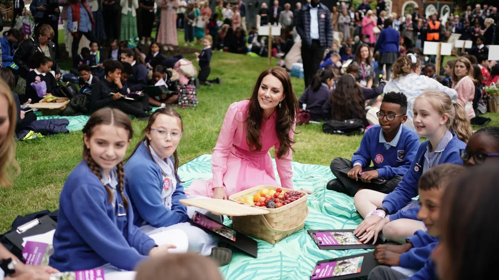 Ein Picknick mit Prinzessin Kate. (Foto: Jordan Pettitt/PA Wire/dpa)