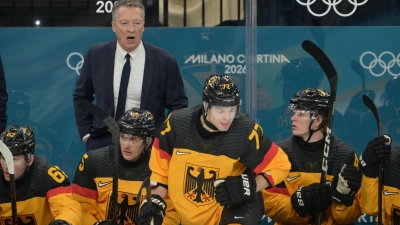 Bundestrainer Harold Kreis (M) lag mit einigen Entscheidungen daneben. (Foto: Peter Kneffel/dpa)