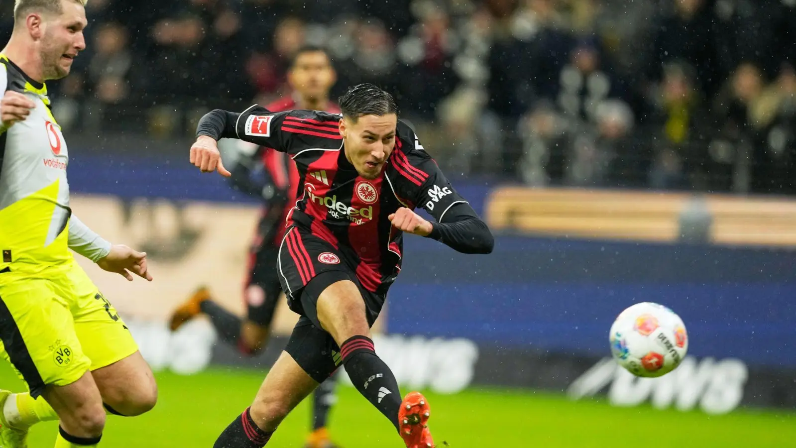 Frankfurts Younes Ebnoutalib trifft gegen den BVB zum zwischenzeitlichen 2:2. (Foto: Michael Probst/AP/dpa)