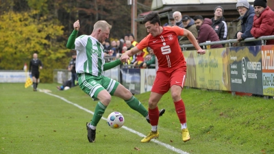 Neuzugang Marco Wegert (im roten Trikot, gegen den Hofstettener Patrick Hiemer) ist mit neun Saisontreffern der zweitbeste Dinkelsbühler Torschütze. (Foto: Martin Rügner)
