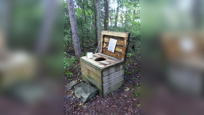 So sieht sie aus, die „Donnerbox“ im Wald. Immerhin gibt es Klopapier. (Foto: Andreas Drouve/dpa-tmn)