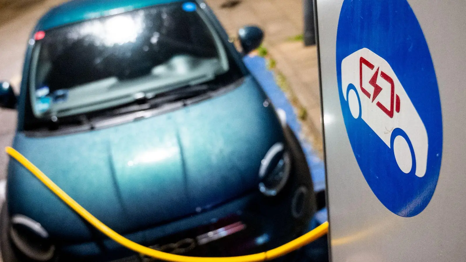 Die Zahl der Ladepunkte in Deutschland hat sich zuletzt weiter erholt. (Archivbild) (Foto: Daniel Bockwoldt/dpa)