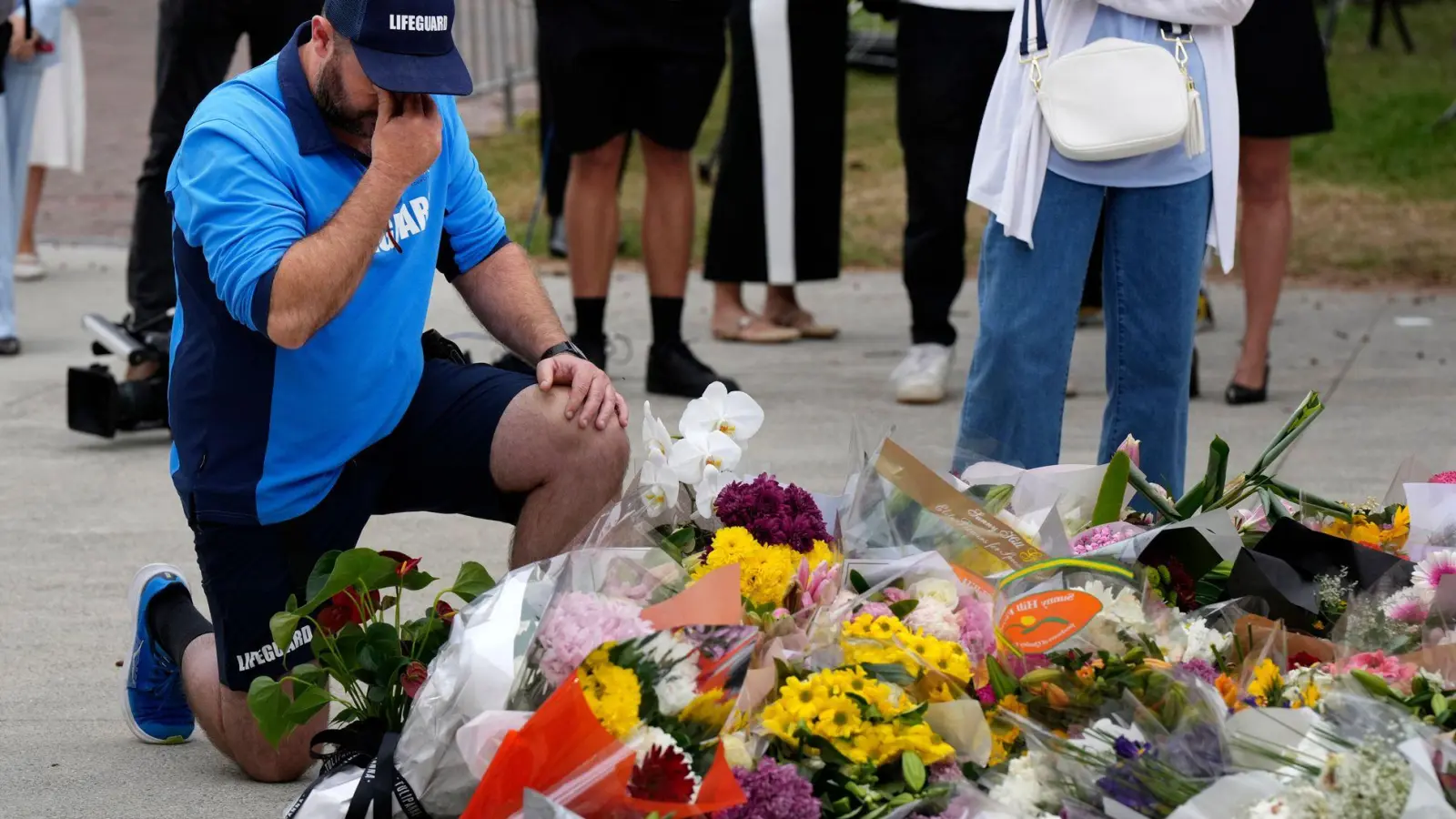Wut, Trauer und Empörung bestimmen weiter den Alltag vieler in Sydney nach dem Attentat mit 15 Toten. (Foto: Mark Baker/AP/dpa)