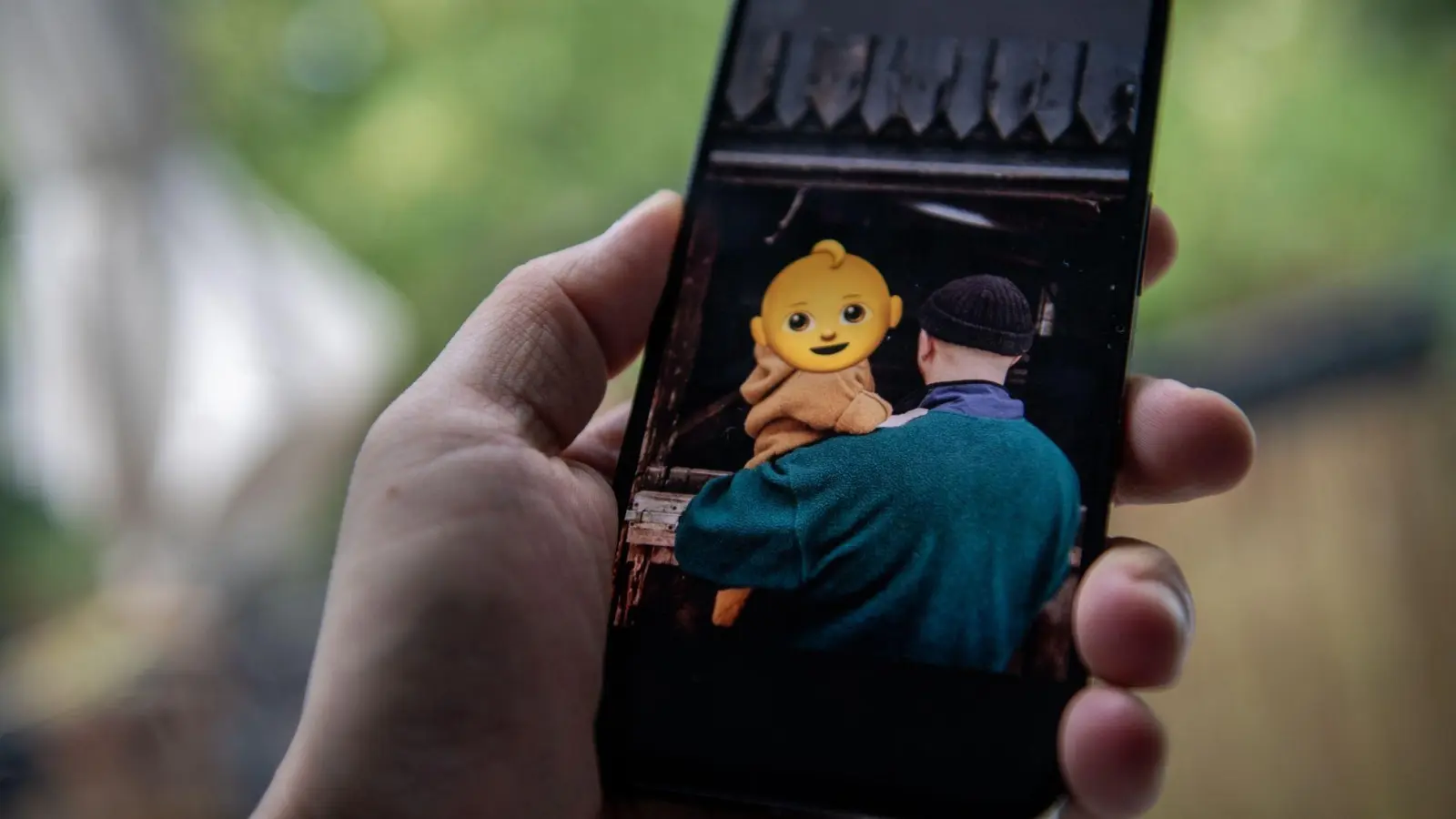 Harmlose Szenen, großer Schaden: Aus Fotos können durch KI manipulierte Darstellungen werden, trotz Smiley über dem Gesicht. (Foto: Zacharie Scheurer/dpa-tmn)