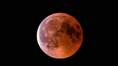Ob man den Mond in Bayern am Sonntag so deutlich sehen kann, ist unklar. (Archivbild). (Foto: Silas Stein/dpa)