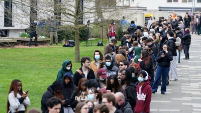 Menschen stehen an, um vorsorglich Antibiotika zu erhalten. (Foto: Gareth Fuller/PA Wire/dpa)