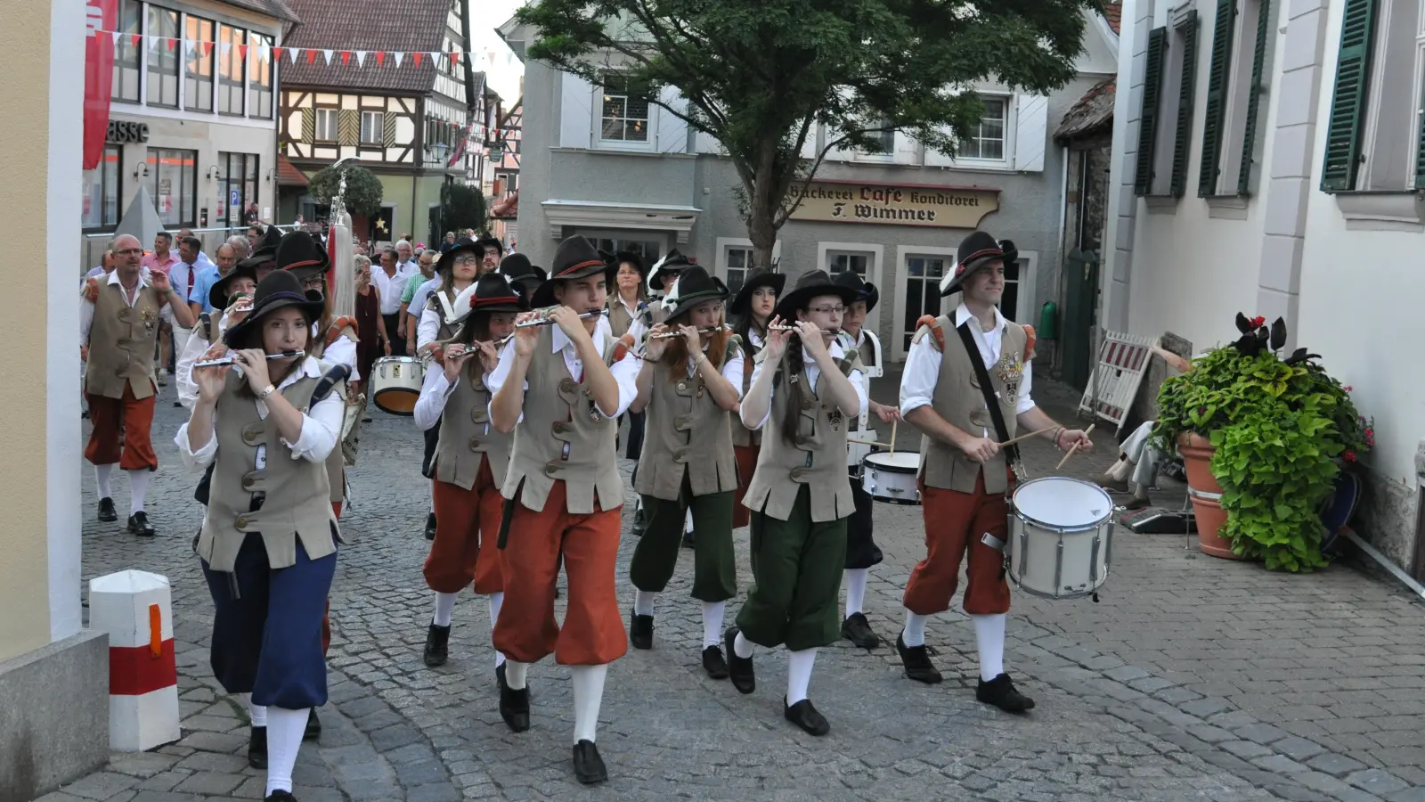 Legendär ist auch der Umzug, der den Auftakt zur Kerwa in Bad Windsheim bildet. Nach dem traditionellen Standkonzert der Stadtkapelle um 18.30 Uhr setzt sich um 19 Uhr der Zug durch die historische Altstadt in Bewegung, hinaus zum Festplatz. (Foto: Hans-Bernd Glanz)