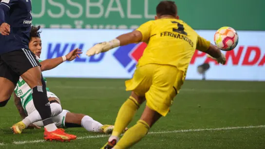 Der Fürther Armindo Sieb (M) erzielt den Treffer zum 1:0 gegen den Hamburger SV. (Foto: Daniel Karmann/dpa)