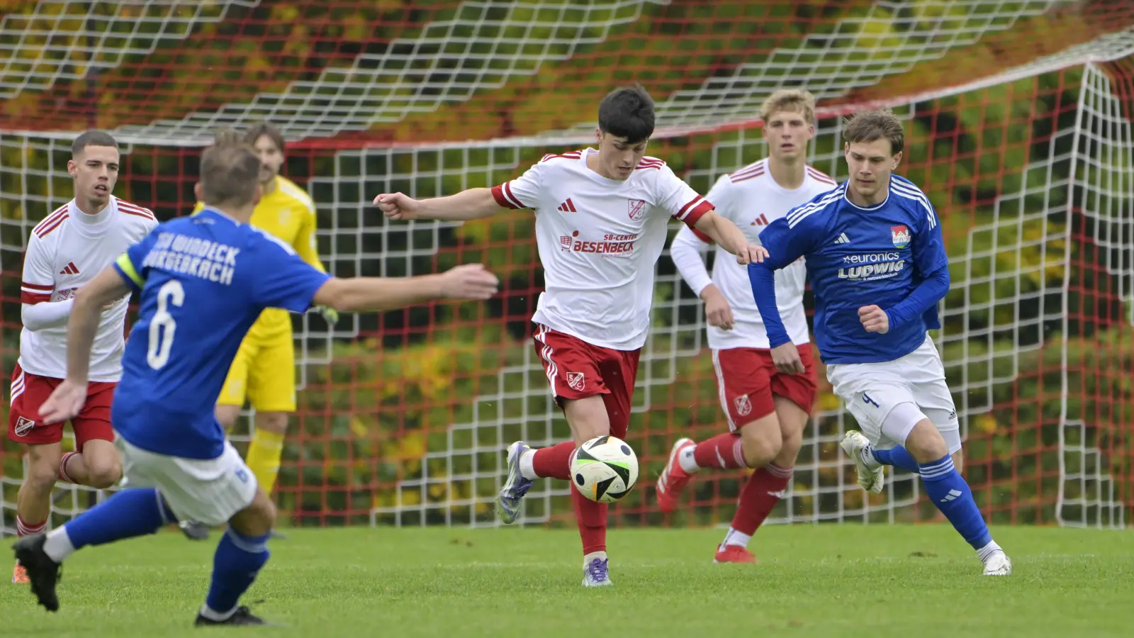 Mit Paul Beil (Bildmitte am Ball, rechts Robin Bätz vom TSV Windeck Burgebrach) fällt ein weiterer Leistungsträger des TSC verletzt aus. (Foto: Martin Rügner)