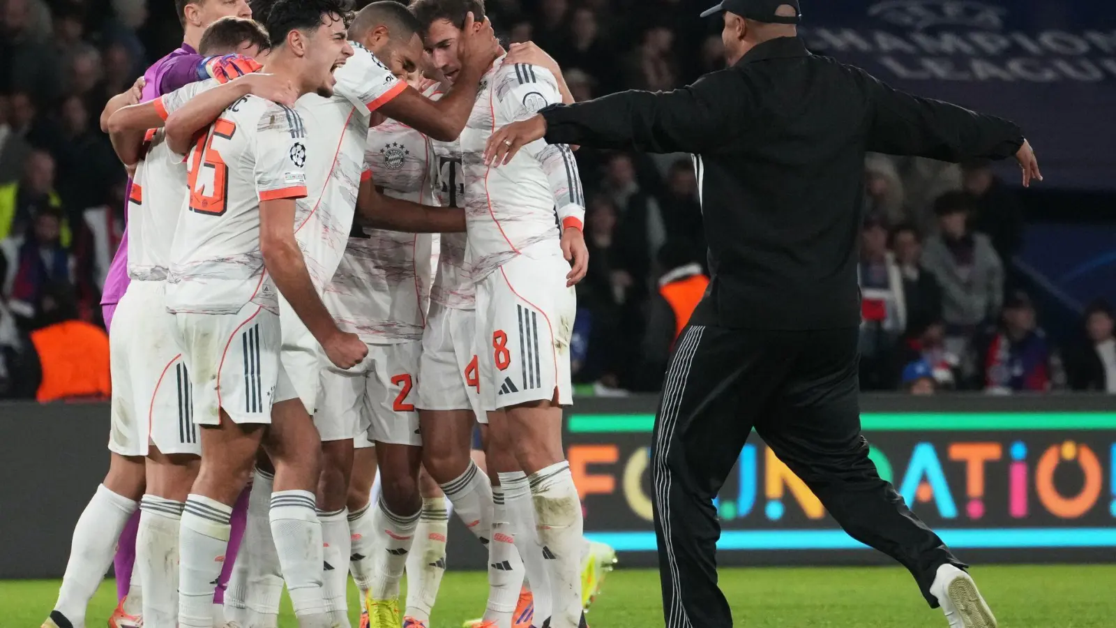 Vincent Kompany (r) stürmt auf den Rasen, um nach dem großen Sieg mit seinen Spielern im Kreis zu jubeln. (Foto: Thibault Camus/AP/dpa)