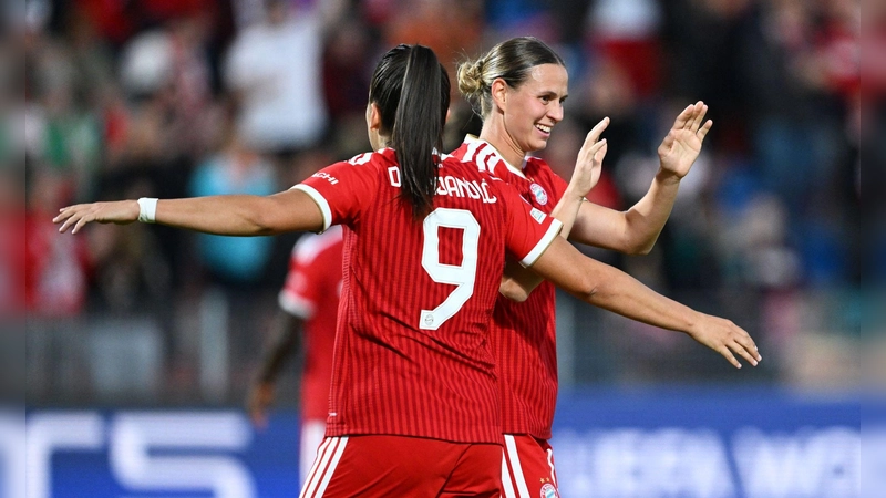 Nationalstürmerin Klara Bühl (r.): Wichtiges 1:0 bei Benfica Lissabon. (Archivbild)  (Foto: Sven Hoppe/dpa)