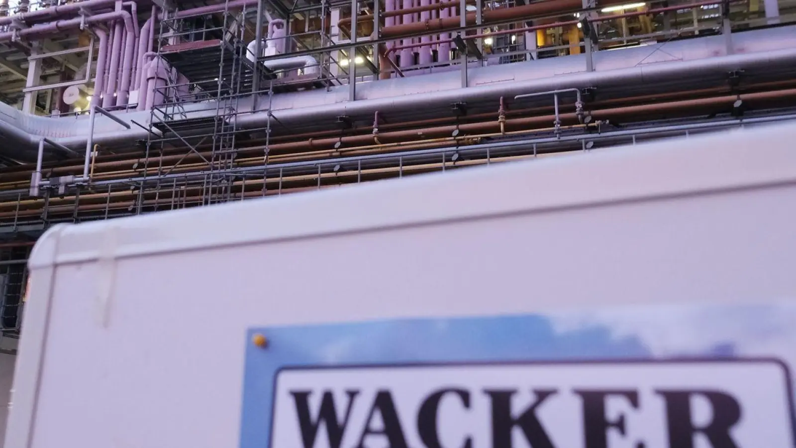 Ein Firmenschild auf dem Gelände der Wacker Chemie Nünchritz. (Foto: Sebastian Willnow/Deutsche Presse-Agentur GmbH/dpa)