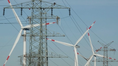 Strom aus Windkraft wird über weite Strecken geleitet. (Symbolbild) (Foto: Carsten Rehder/dpa)
