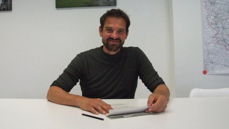 Der Feuchtwanger Kreisrat und Landtagsabgeordnete Martin Stümpfig von den Grünen sieht die Pläne für die Biomethananlage kritisch.  (Foto: Jasmin Kiendl)
