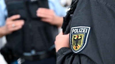 An den Durchsuchungen und Festnahmen waren etwa 130 Beamte beteiligt. (Symbolbild) (Foto: Sven Hoppe/dpa)
