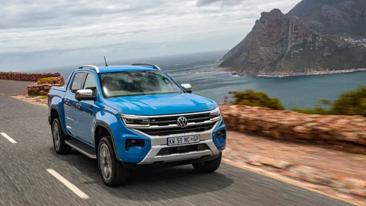 Für Arbeit, Sport und Spiel: Die neue Generation des Pick-ups Amarok lässt VW in Südafrika von den Bändern rollen. (Foto: Volkswagen AG/dpa-tmn)