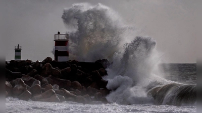 Der Atlantiksturm „Kristin“ war mit Windgeschwindigkeiten in Böen von mehr als 200 Kilometern pro Stunde über Portugal hinweggefegt und hatte für große Schäden im Inland und hohen Wellengang an den Küsten gesorgt. (Symbolbild) (Foto: Michael Probst/AP/dpa)