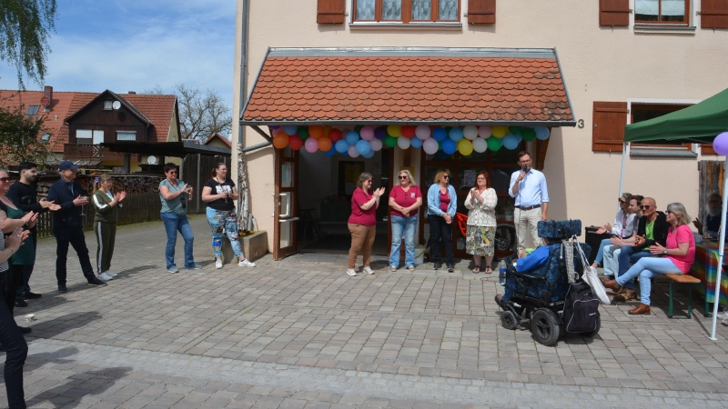 Das neue Quartier des Helferkreises Wilburgstetten ist eröffnet. Unser Bild zeigt am Eingang von rechts Bürgermeister Michael Sommer sowie Marion Winkel, Claudia Schilling, Evi Siebachmeyer und Claudia Zinnecker vom Helferkreis.  (Foto: Peter Tippl)