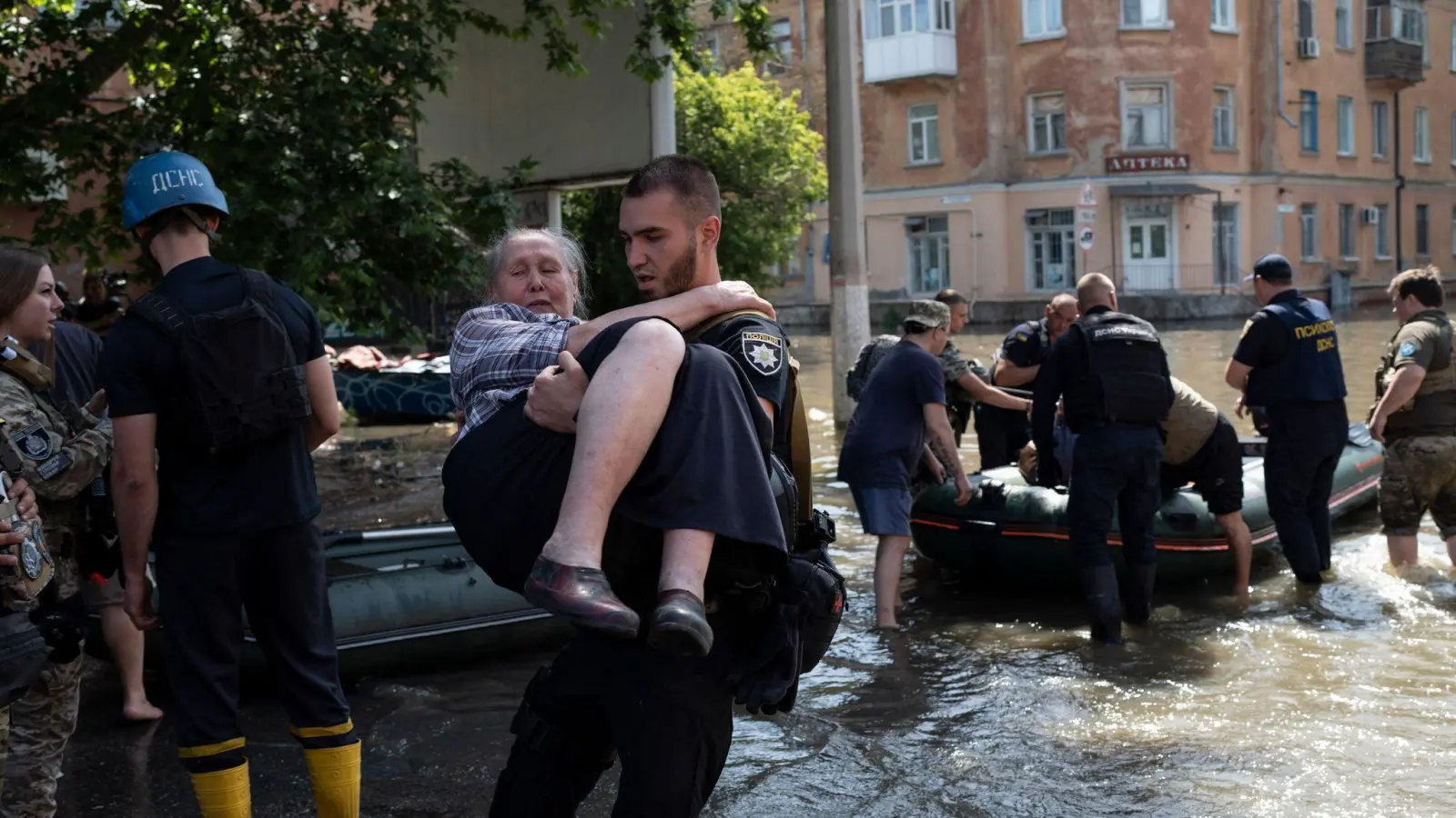 Bewohner werden aus einem überfluteten Viertel in Cherson evakuiert. (Foto: Roman Hrytsyna/AP/dpa)