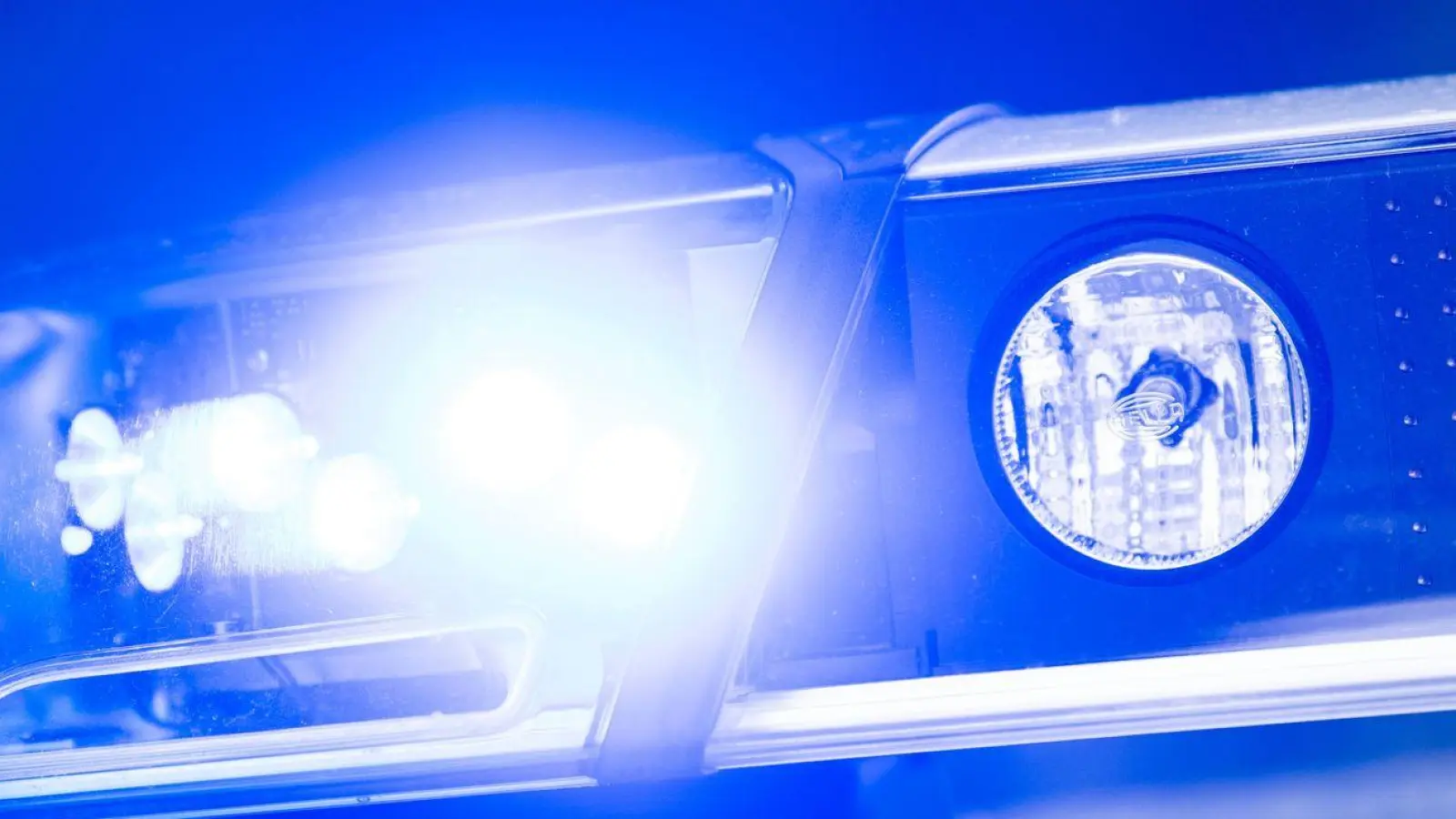 Polizisten umstellen einen Laden, indem ein Einbrecher sein soll. Dann wird es kurios. (Symbolbild) (Foto: Lino Mirgeler/dpa)