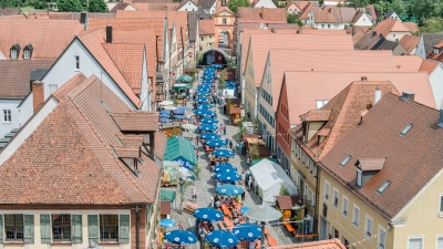 Bierzeltgarnituren und Sonnenschirme reihen sich auf der Hauptstraße in Windsbach aneinander, wenn das Stadtfest veranstaltet wird. Dies war zuletzt im Jahr 2019 der Fall. (Foto: Stadt Windsbach/Andreas Lederer)
