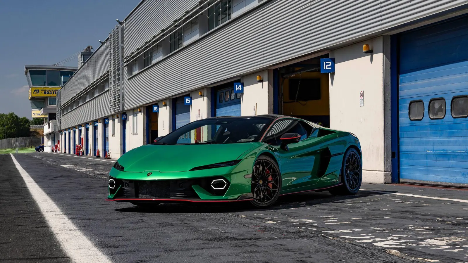Der neue Supersportwagen Temerario soll noch in diesem Sommer in den Handel kommen und mindestens 307.500 Euro kosten. (Foto: Andres Pardo Gomez/Lamborghini/dpa-tmn)