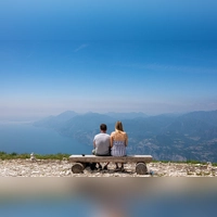 Der Gardasee wird auch in diesen Sommerferien Ziel vieler bayerischer Urlauber sein. Eine gar nicht so kleine Minderheit kann sich aber keine Ferienreise leisten. (Symbolbild) (Foto: Daniel Reinhardt/dpa)