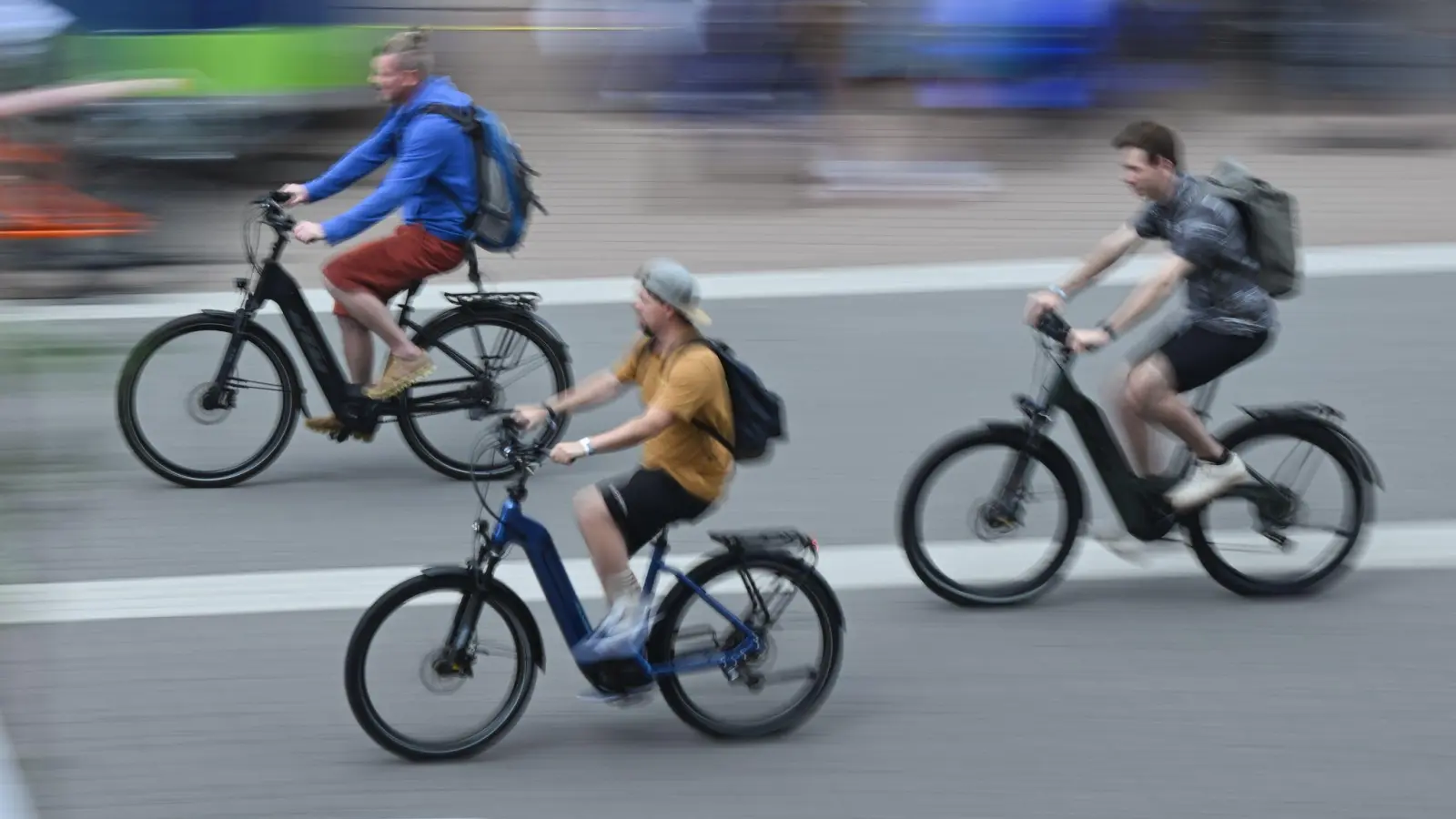 E-Bikes dominieren den deutschen Fahrradmarkt, doch die Preise fallen. (Archivbild) (Foto: Arne Dedert/dpa)