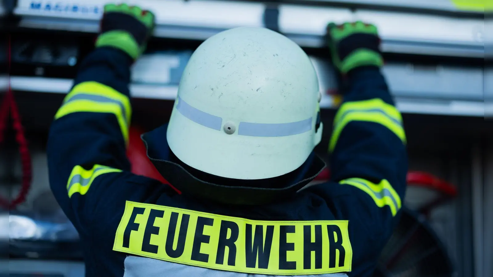 Einsatz für die Rettungskräfte: In der Oberpfalz wurden am Mittag mehrere Dächer abgedeckt. (Symbolbild) (Foto: Rolf Vennenbernd/dpa)